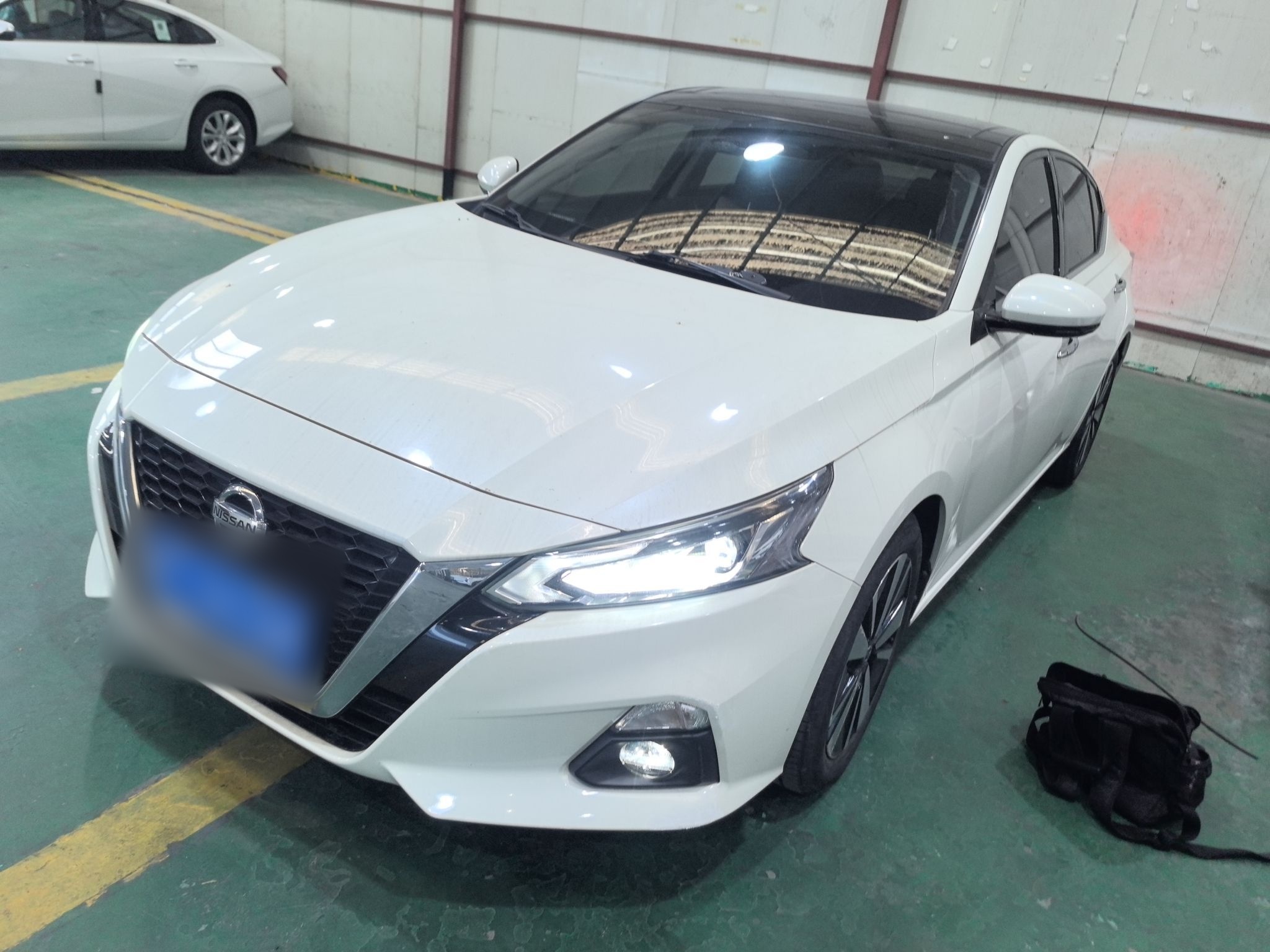 تحت مقدمة السيارة