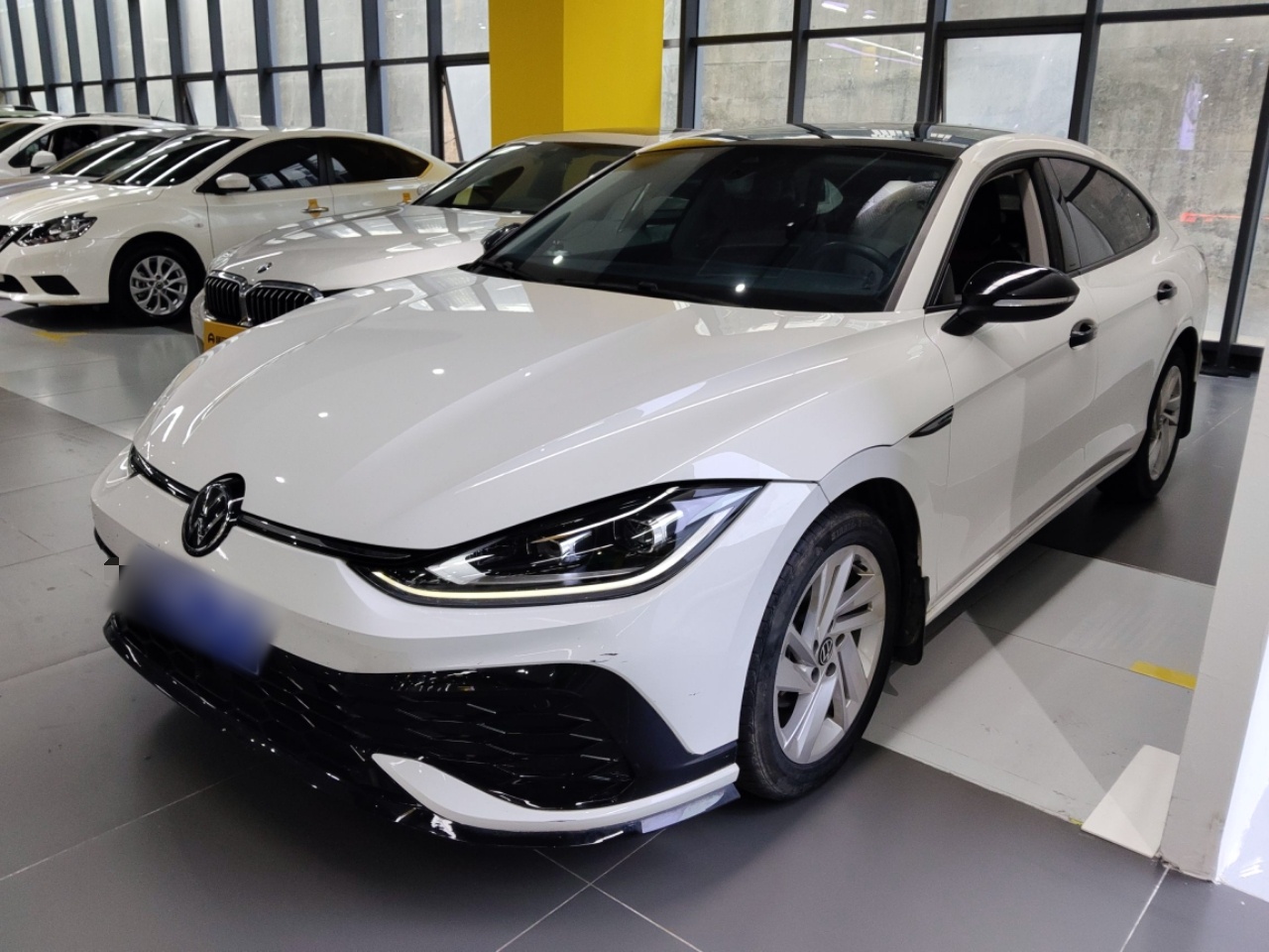 Под передней частью автомобиля