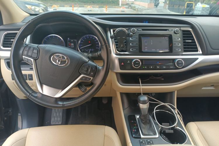 Used Toyota Highlander 2018 2.0T Two-Wheel-Drive Luxury Edition 7 Seats Emission Standard China V Steering Wheel
