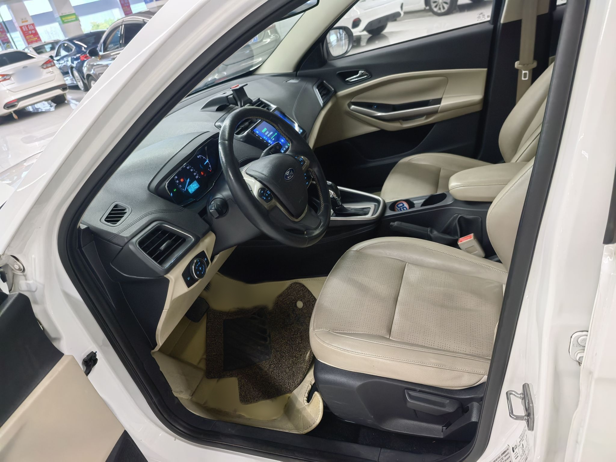 المقاعد الأمامية داخل السيارة