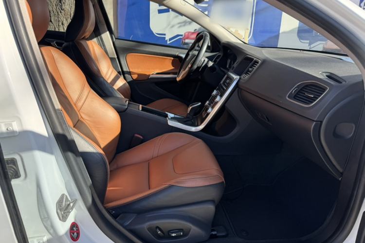 Used Volvo V60 2015 T5 Zhiya Edition
