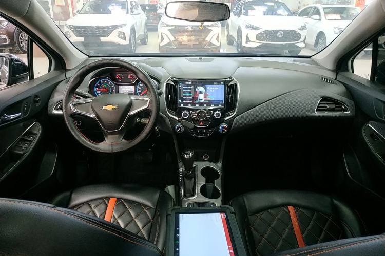 Used Chevrolet Cruze 2018 320 Automatic Pioneer Sunroof Edition Center Console
