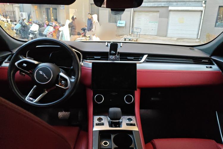 Used Jaguar F-PACE 2021 250 PS Center Console