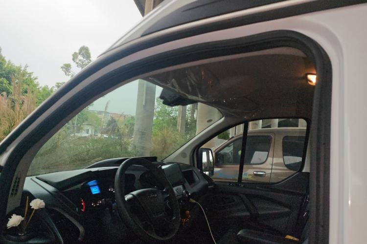 Used Ford Transit 2017 2.0T Diesel Van Mid-Chassis Mid-Roof China IV Standard