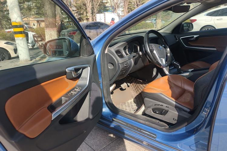 Used Volvo V60 2014 Restyled T5 Zhiya Edition
