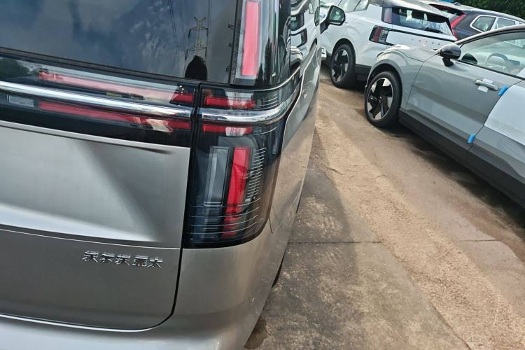 Used Volvo EM90 2025 Ultra Six-Seater