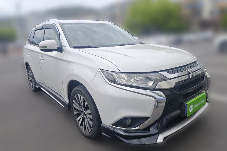 Used Mitsubishi Outlander 2021 2.0L Two-Wheel Drive Comfort Edition 5 Seats Front Right 45 Deg