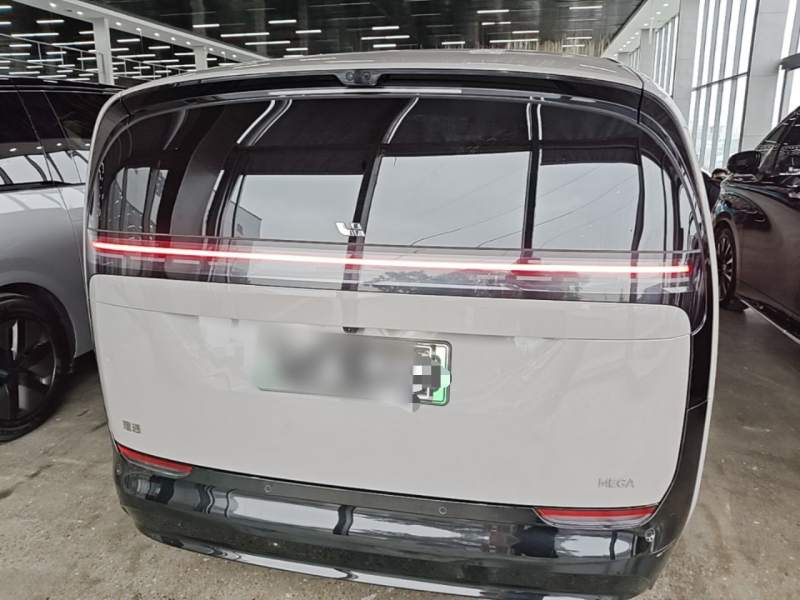 Used Li Auto MEGA 2025 Home Family Special Edition — 5