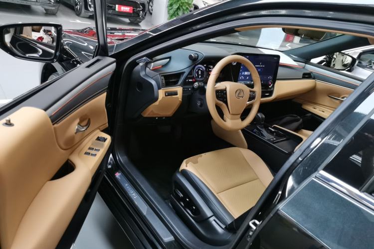 Used Lexus ES 2025 300h Deluxe Edition
