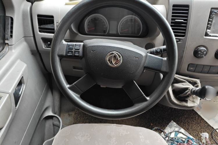 Used Dongfeng Yufeng 2014 2.5T YuliBao Logistics Vehicle Low-Trim Version with Short Wheelbase and Mid-Roof Design – ZD25