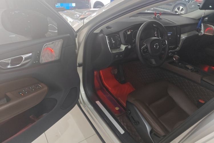 Used Volvo XC60 2019 T5 4x4 Zhiyuan Edition China VI Standard
