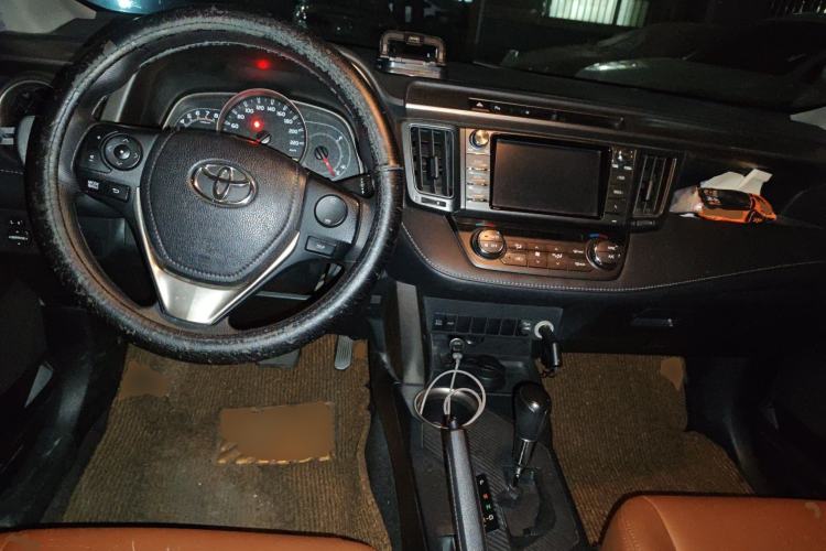 Used Toyota RAV4 2015 2.0L CVT Two-Wheel Drive Urban Edition Center Console