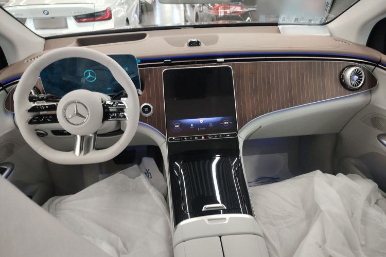 Used Mercedes-Benz EQE SUV 2024 500 4MATIC Luxury Edition Center Console