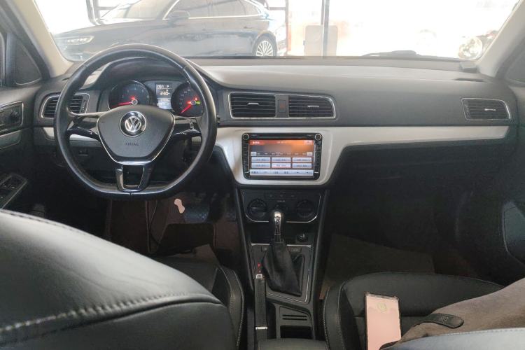 Used Volkswagen Gran Lavida 2015 1.6L Automatic Comfort Edition Center Console