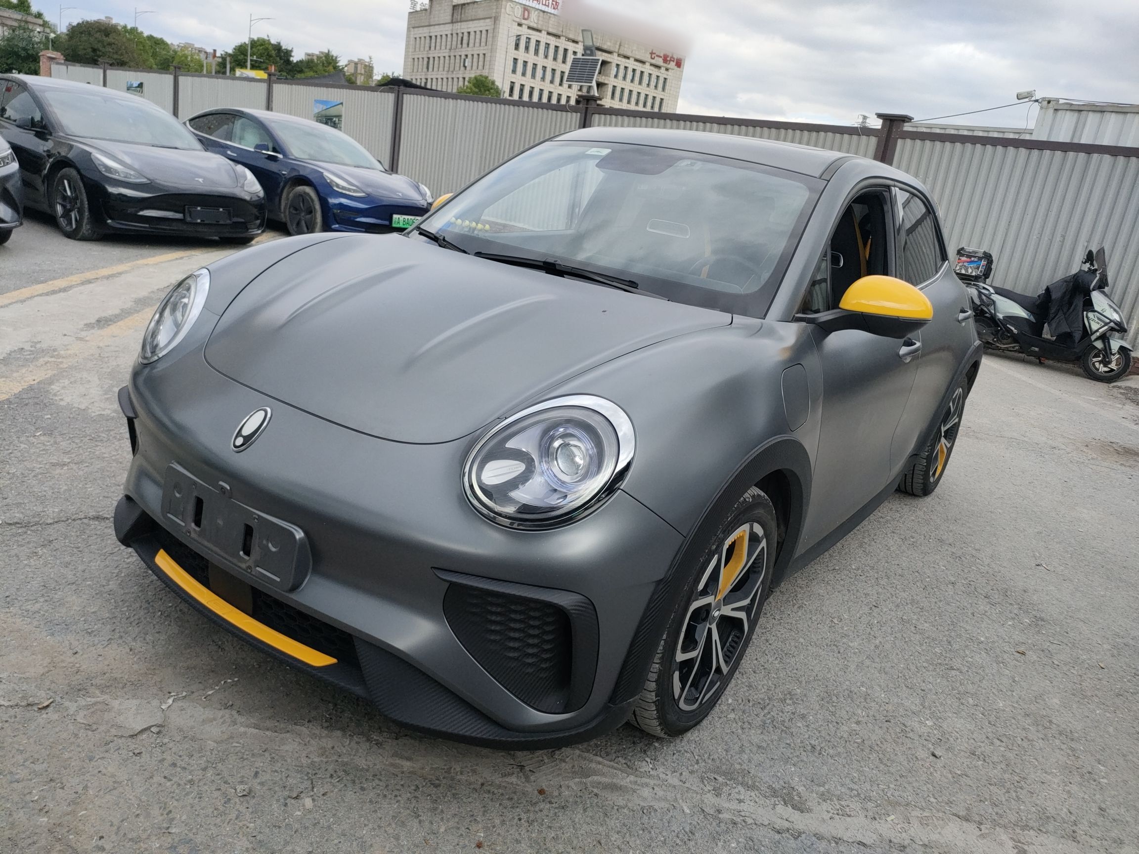 تحت مقدمة السيارة