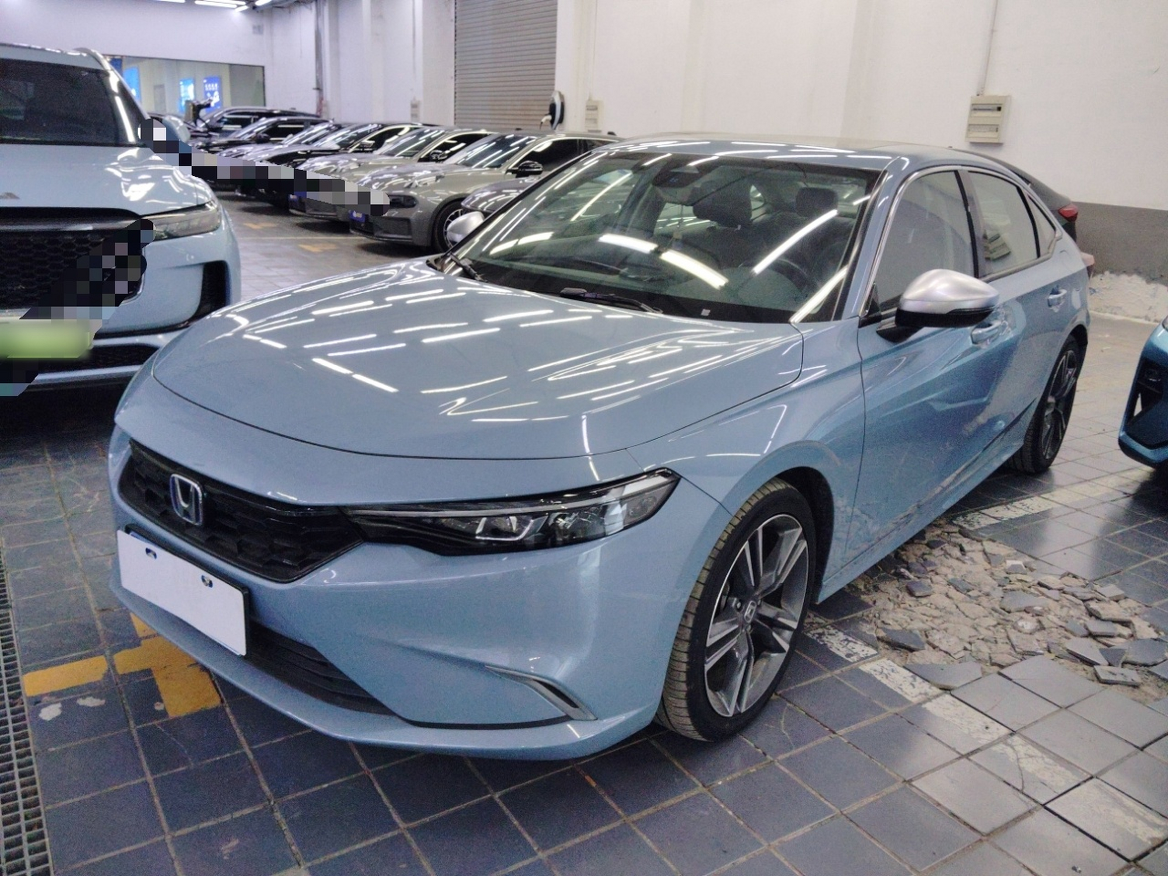 تحت مقدمة السيارة