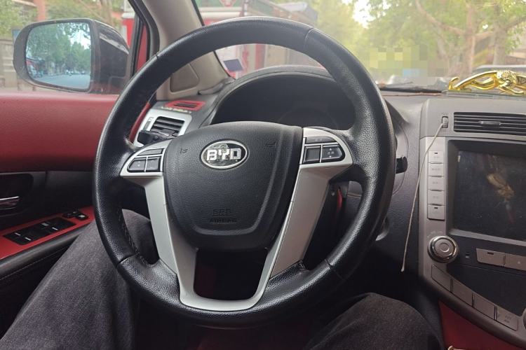 Used BYD S6 2014 2.0L Manual Luxury 5-Seater Steering Wheel