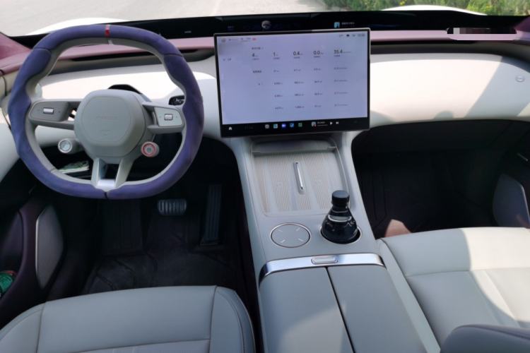 Used Xiaomi Auto YU7 2025 Ultra-Long Range High-Performance All-Wheel-Drive Max Edition Center Console