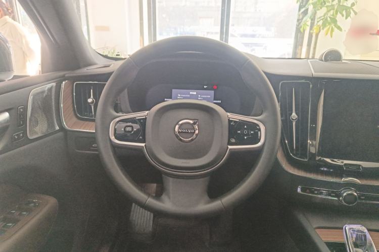 Used Volvo XC60 New Energy 2025 Plug-in Hybrid Long-Range All-Wheel Drive Smart Luxury Edition
