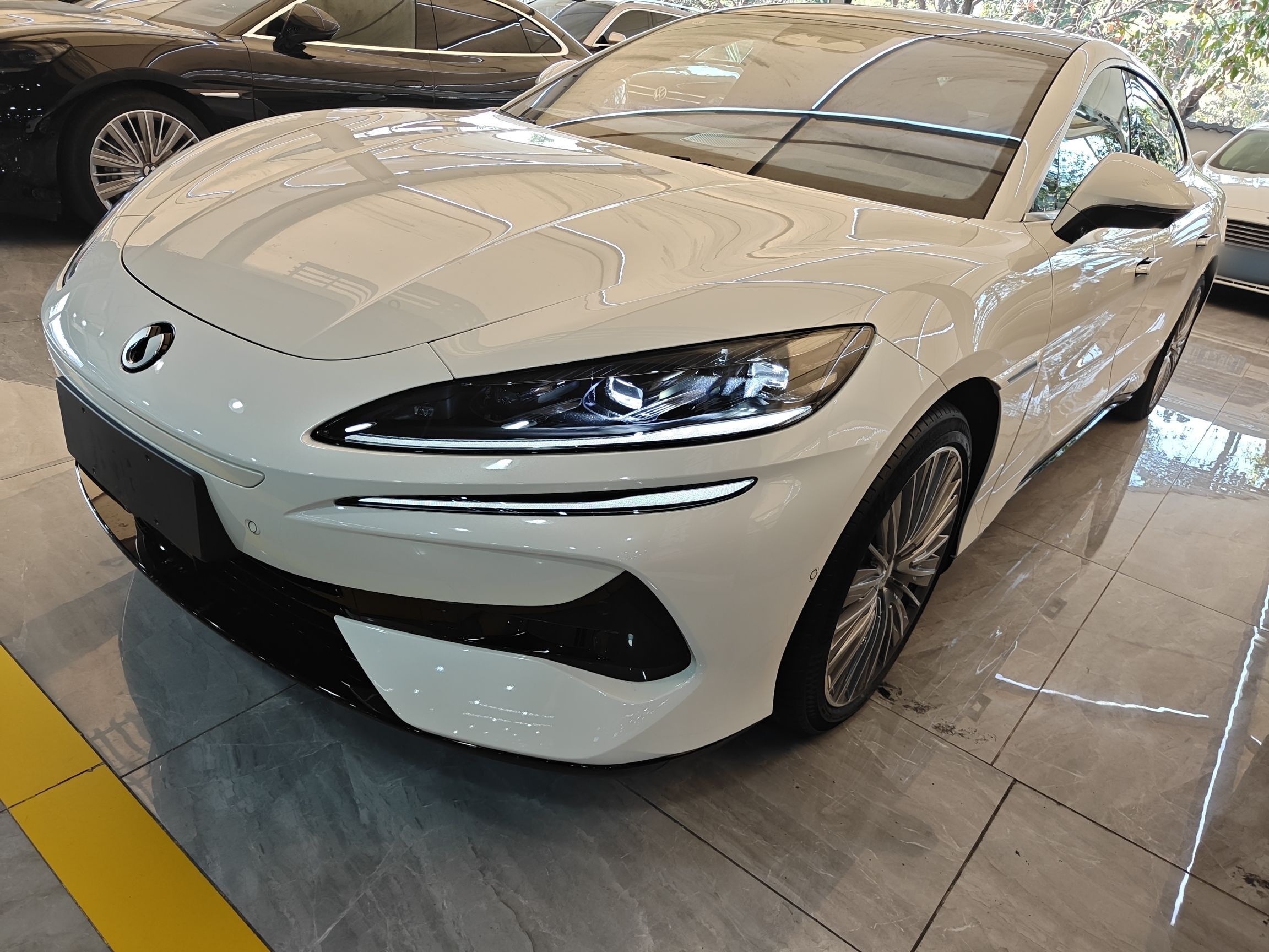 Под передней частью автомобиля