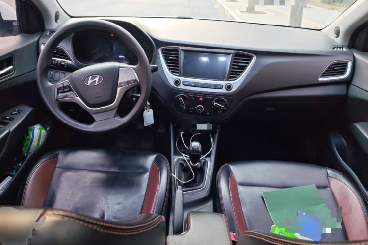 Used Hyundai Verna (new generation) 2016 1.4L Manual Cool Edition GLS Center Console