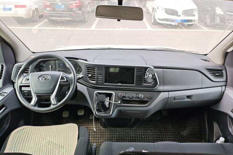 Used SAIC MAXUS Xintu V80 2023 2.0T Manual Classic Aoyuntong Short Wheelbase Ultra-Low Roof 5/6-Seater Center Console