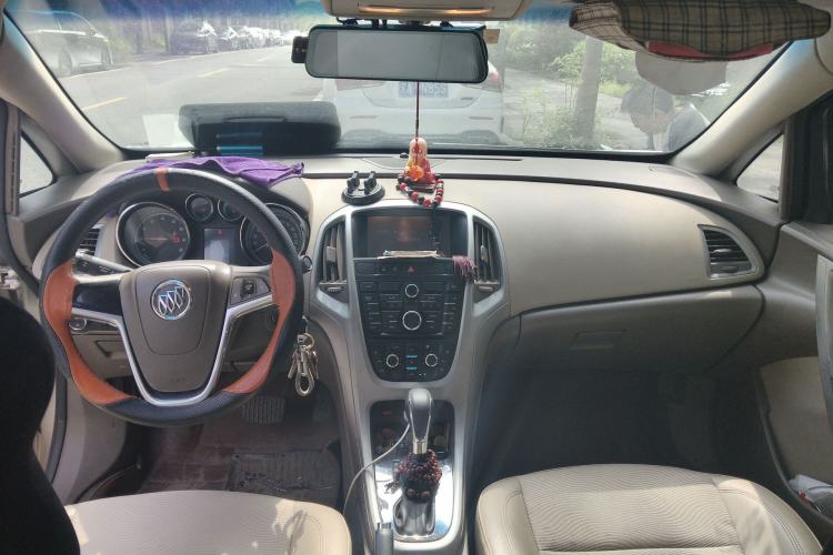 Used Buick GT 2012 GT 1.6L Automatic Fashion Edition Center Console