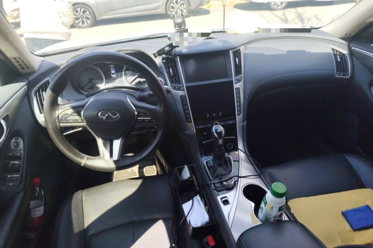Used Infiniti Q50L 2018 2.0T Enjoyment Version China VI Standard Center Console
