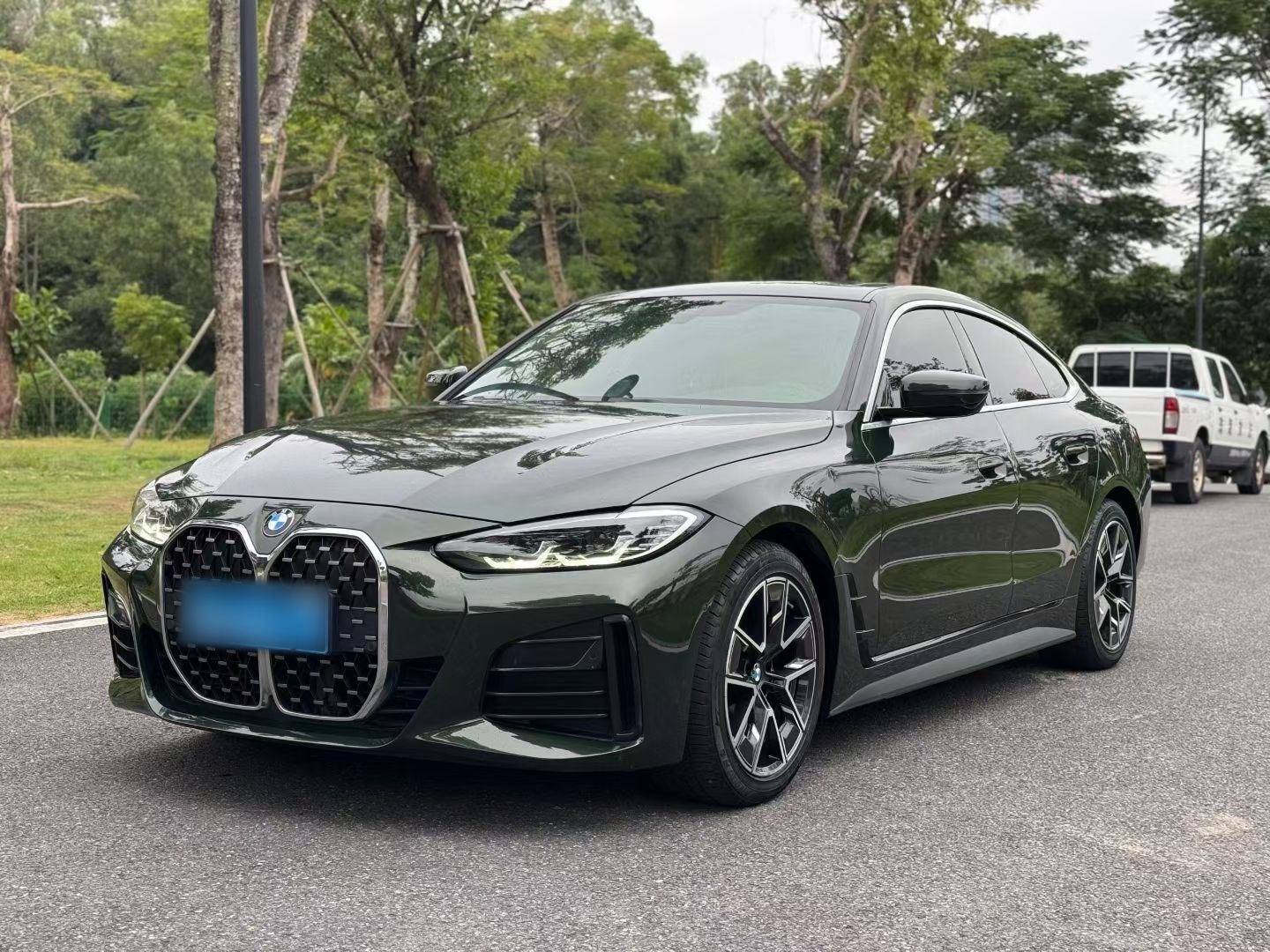 Под передней частью автомобиля