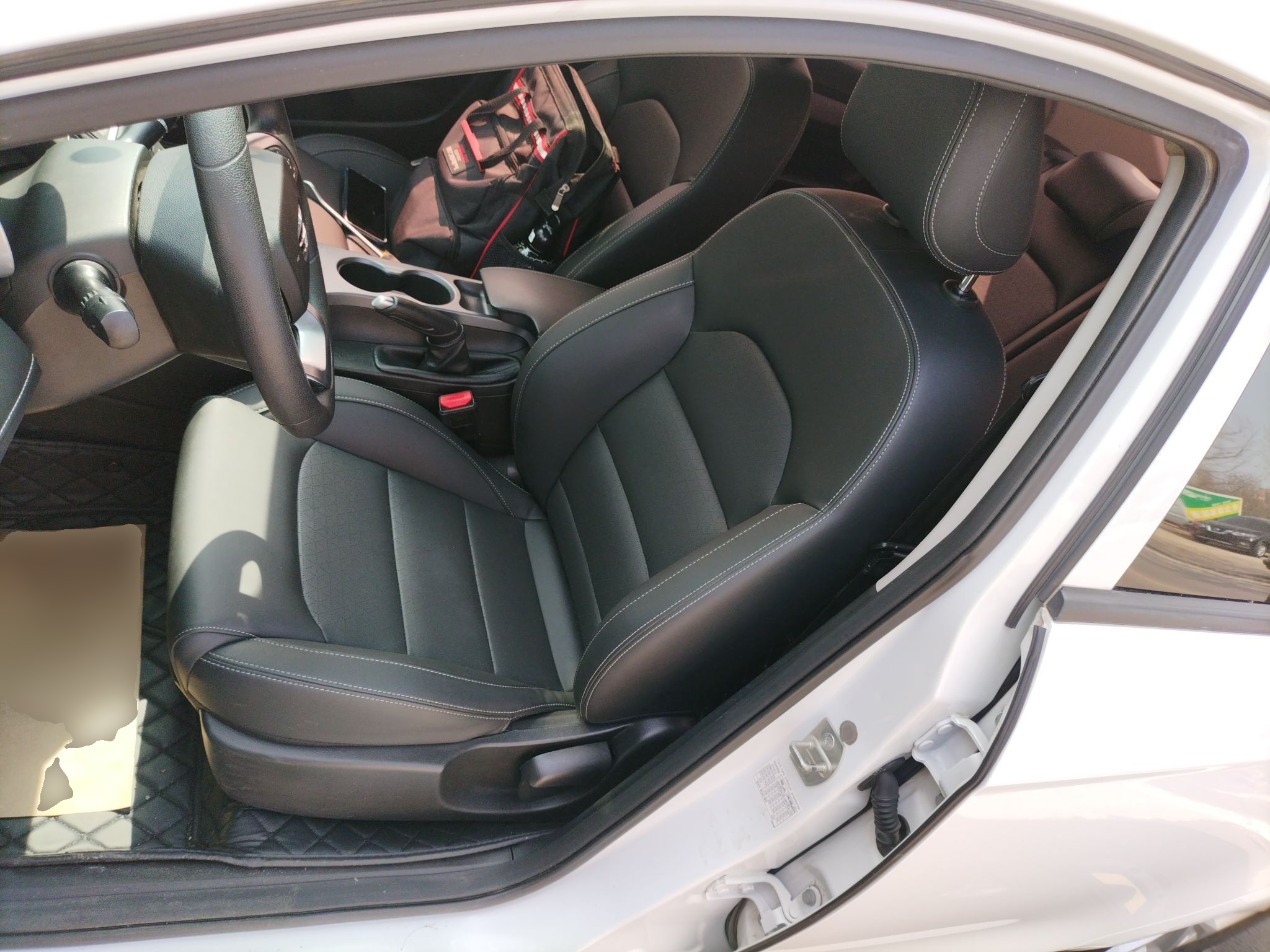 Переднее сиденье в автомобиле