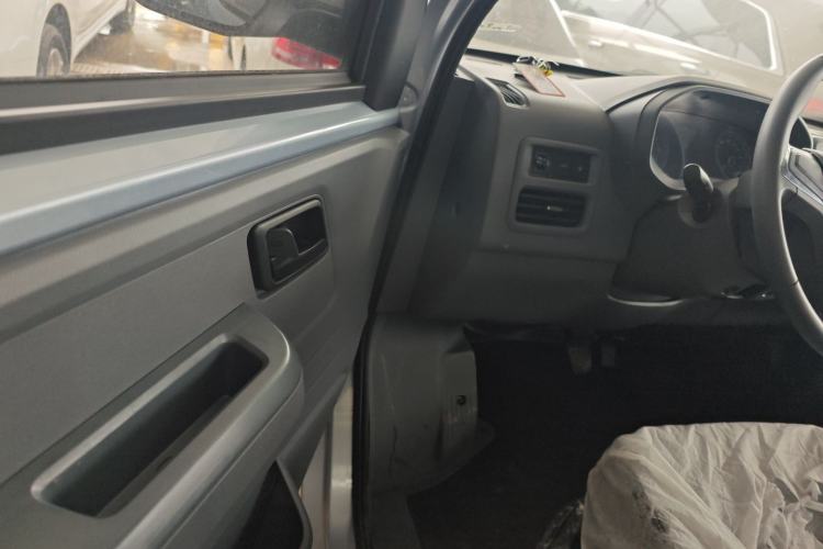 Used Wuling Yangguang 2024 300KM Comfort Version Passenger Van 75kW
