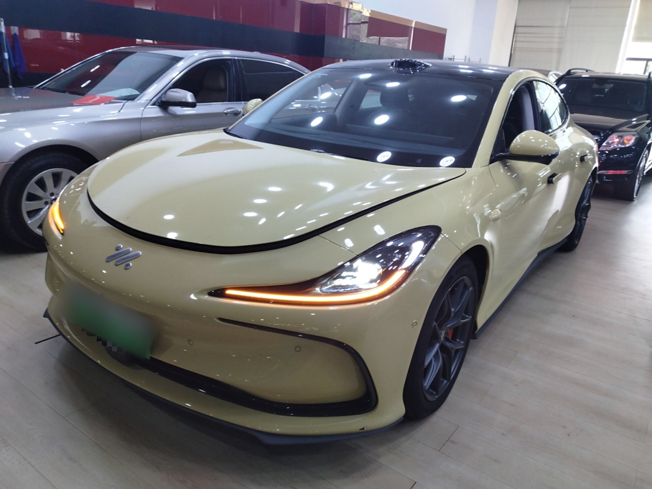 Под передней частью автомобиля