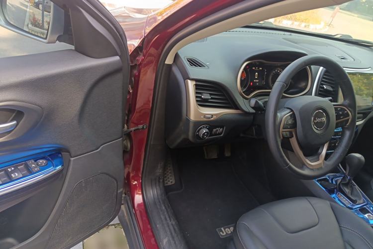 Used Jeep Cherokee 2016 2.4L Leading Edition
