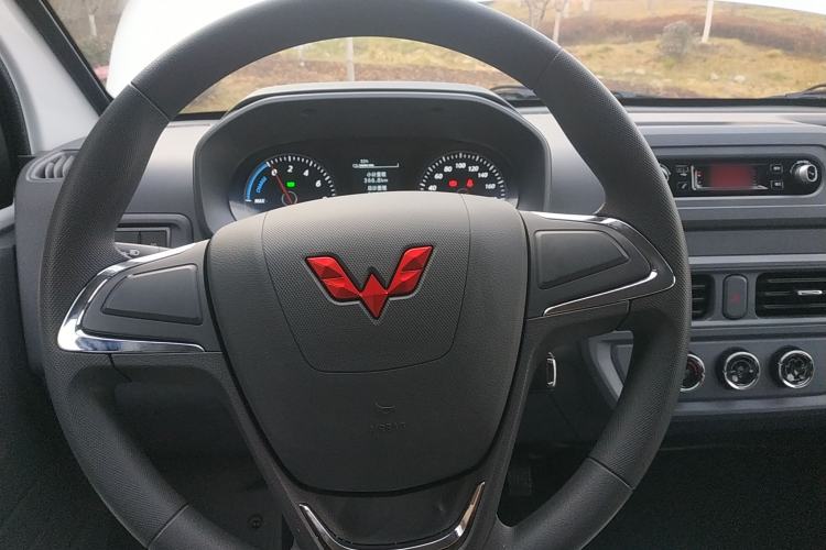 Used Wuling Yangguang 2024 300KM Comfort Version Passenger Van 75kW