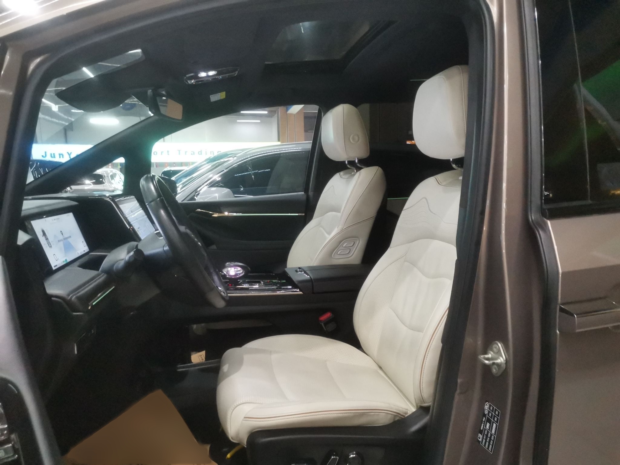 المقاعد الأمامية داخل السيارة