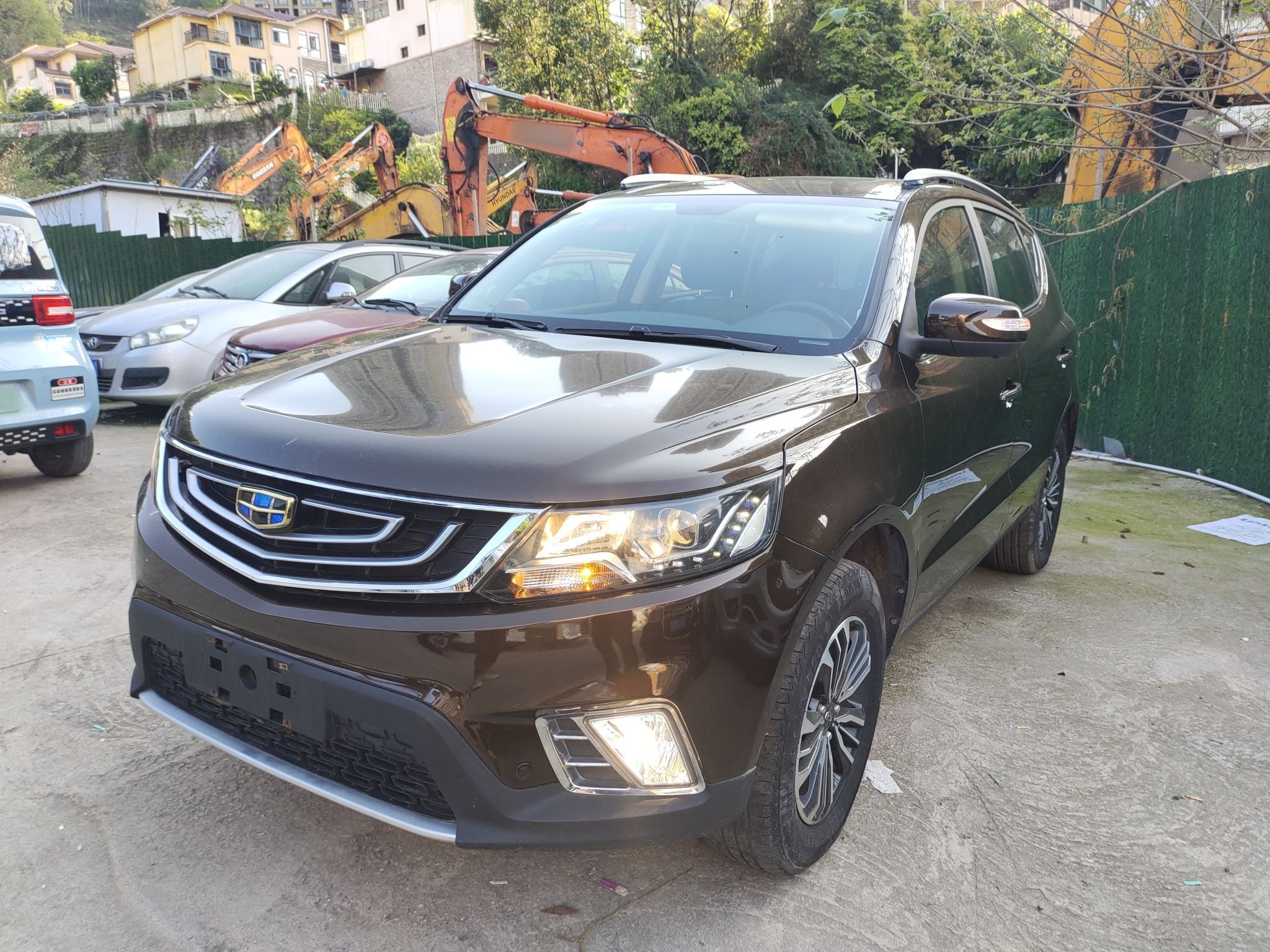 تحت مقدمة السيارة