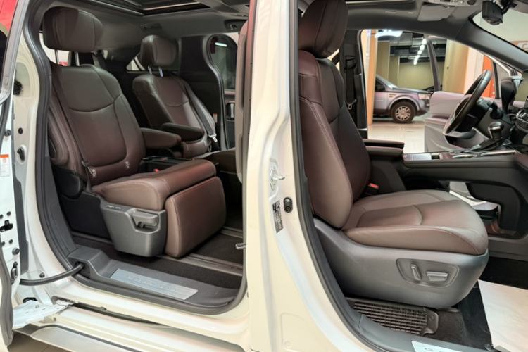 Used Toyota Granvia 2023 2.5L Hybrid Flagship VIP Edition
