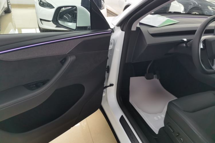 Used Tesla Model Y 2025 Long-Range All-Wheel-Drive Version
