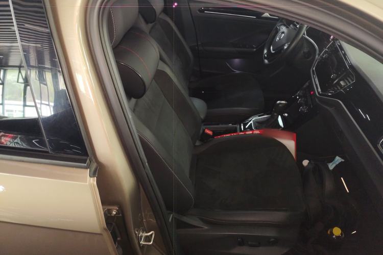 Used Volkswagen T-ROC 2018 280TSI DSG Two-Wheel Drive Luxury Version China VI Standard Right Front Seat