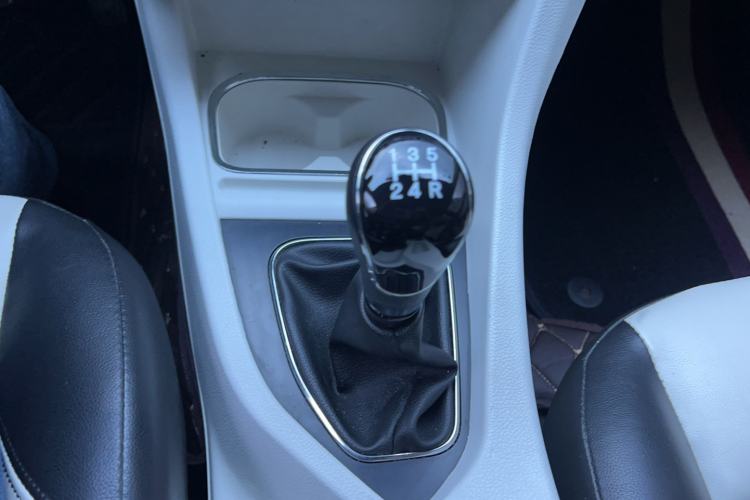 Used Soueast V5 Lingzhi 2017 1.5L Manual New Elite Model Interior 6