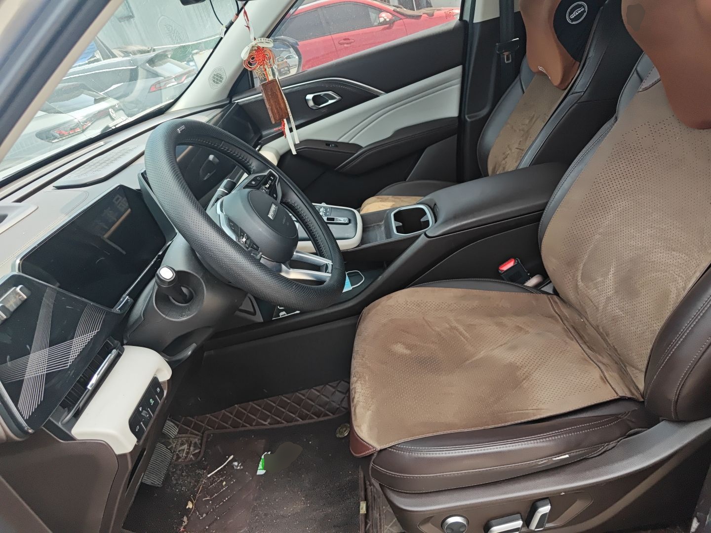 المقاعد الأمامية داخل السيارة