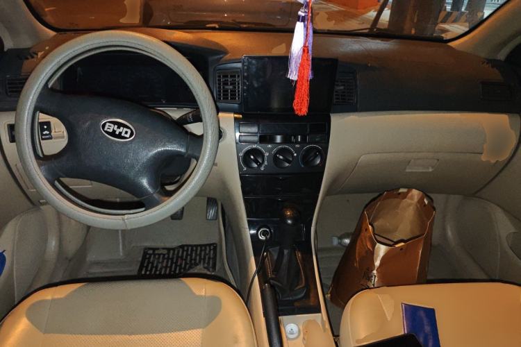 Used BYD F3 2013 Energy-Efficient Model 1.5L Manual Comfort Version Center Console