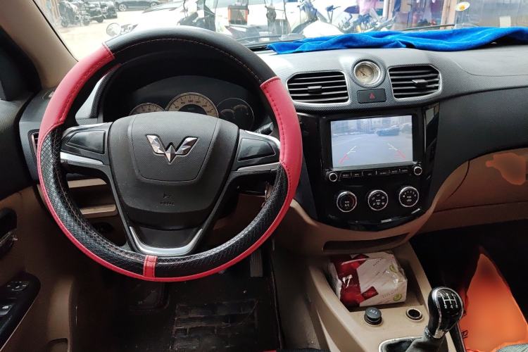 Used Wuling Hongguang 2014 1.5L S Comfort Model Center Console