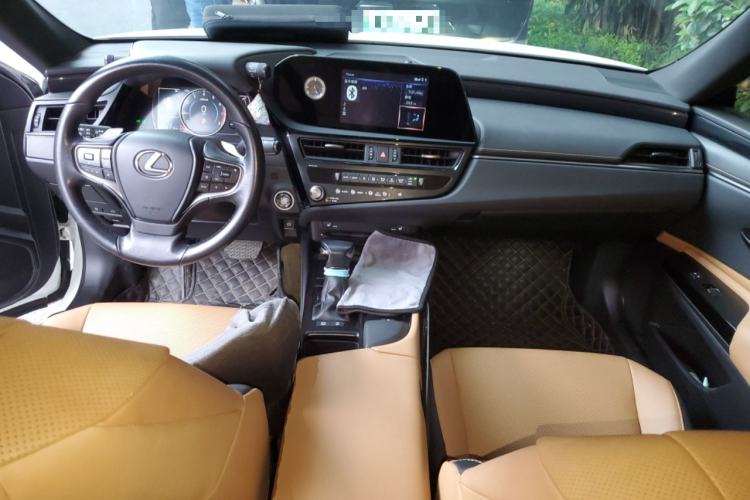 Used Lexus ES 2021 260 Excellence Edition Center Console