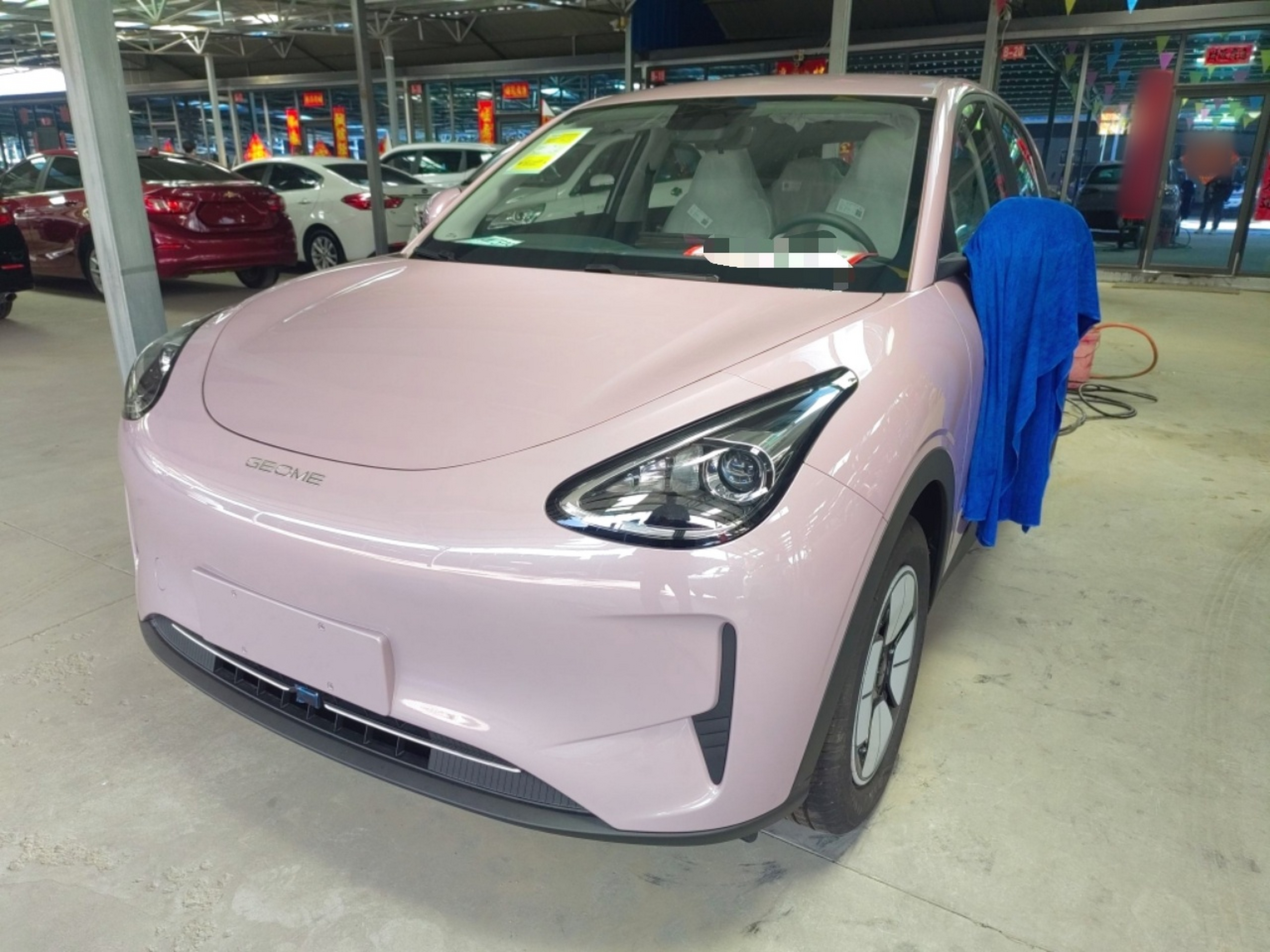 تحت مقدمة السيارة