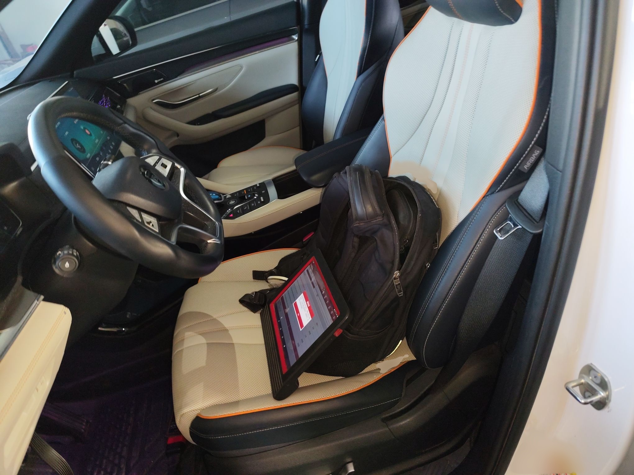 المقاعد الأمامية داخل السيارة