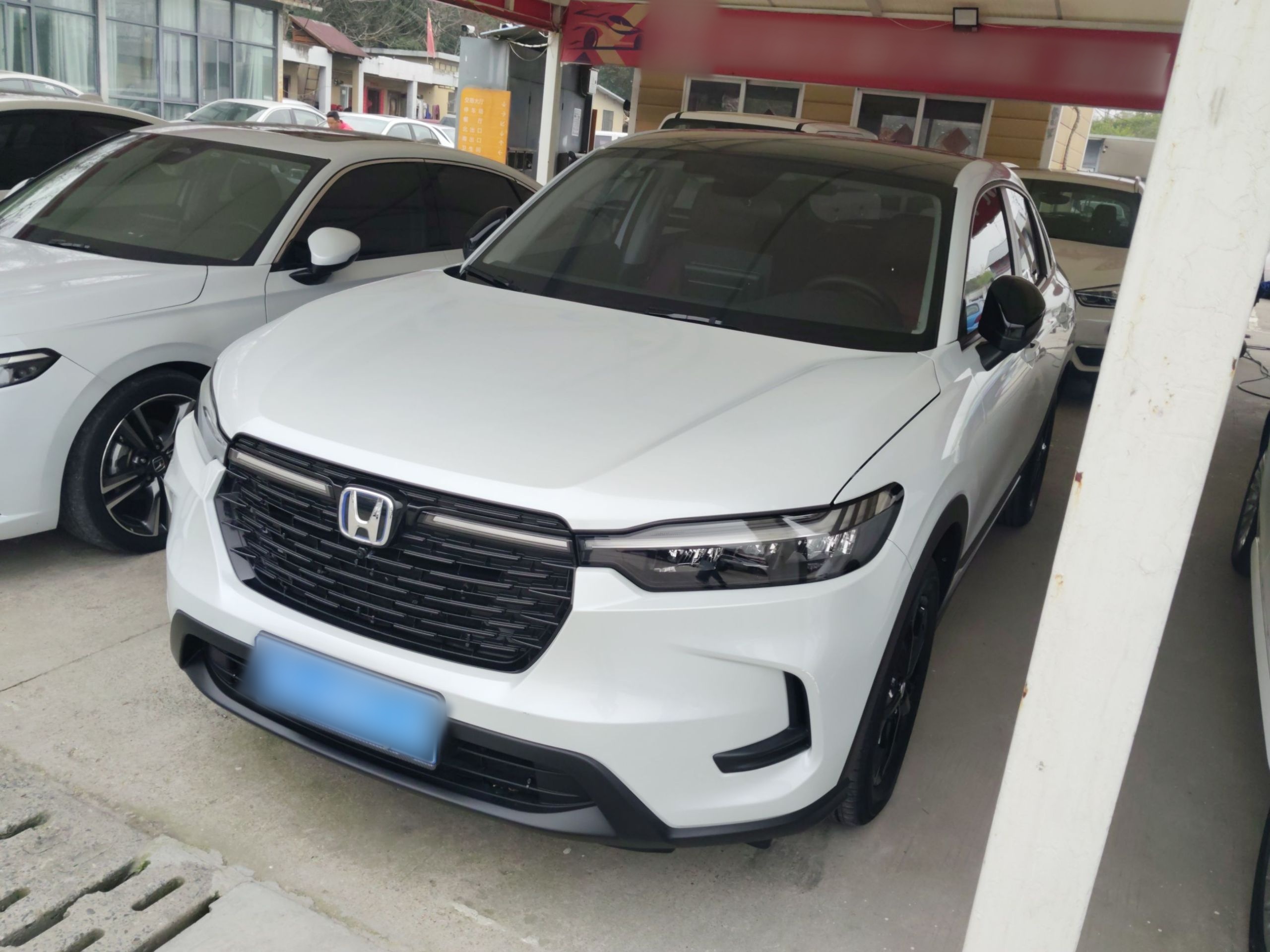 تحت مقدمة السيارة