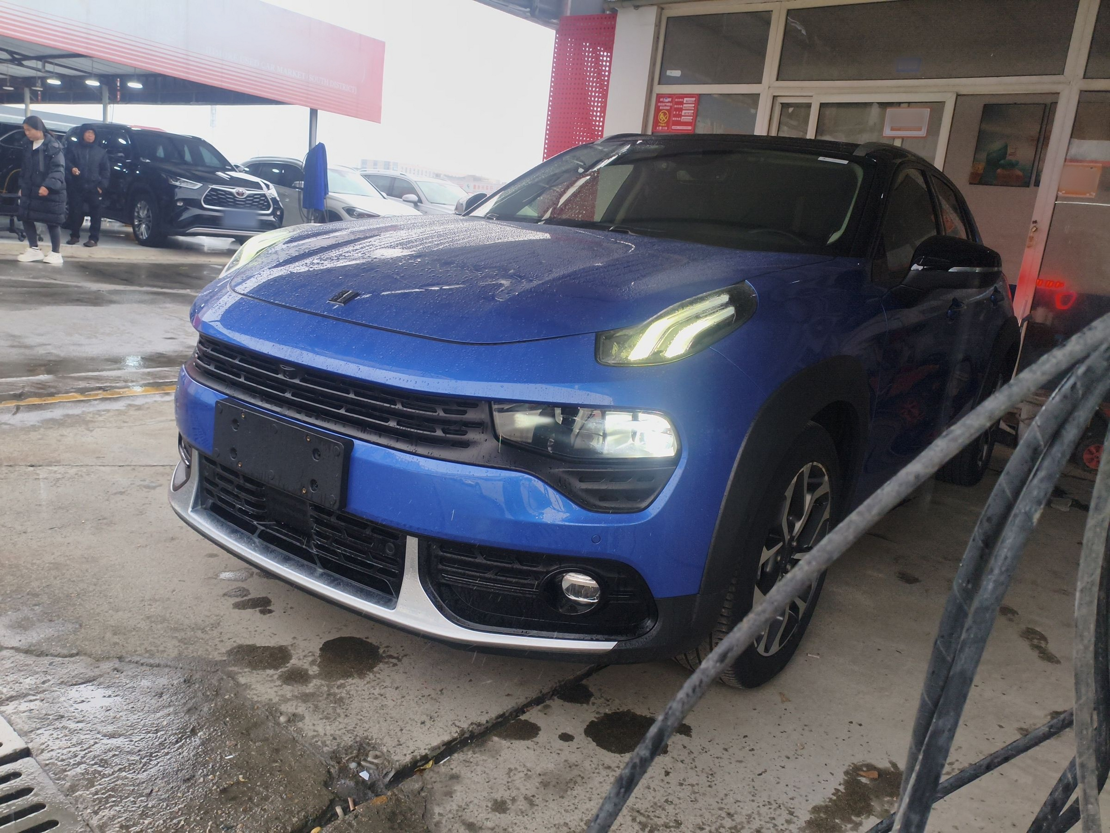 Под передней частью автомобиля