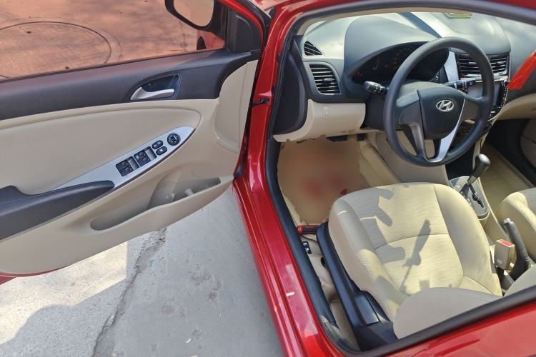 Used Hyundai Verna (older generation) 2014 1.4L Automatic Smart GLS Driver Seat