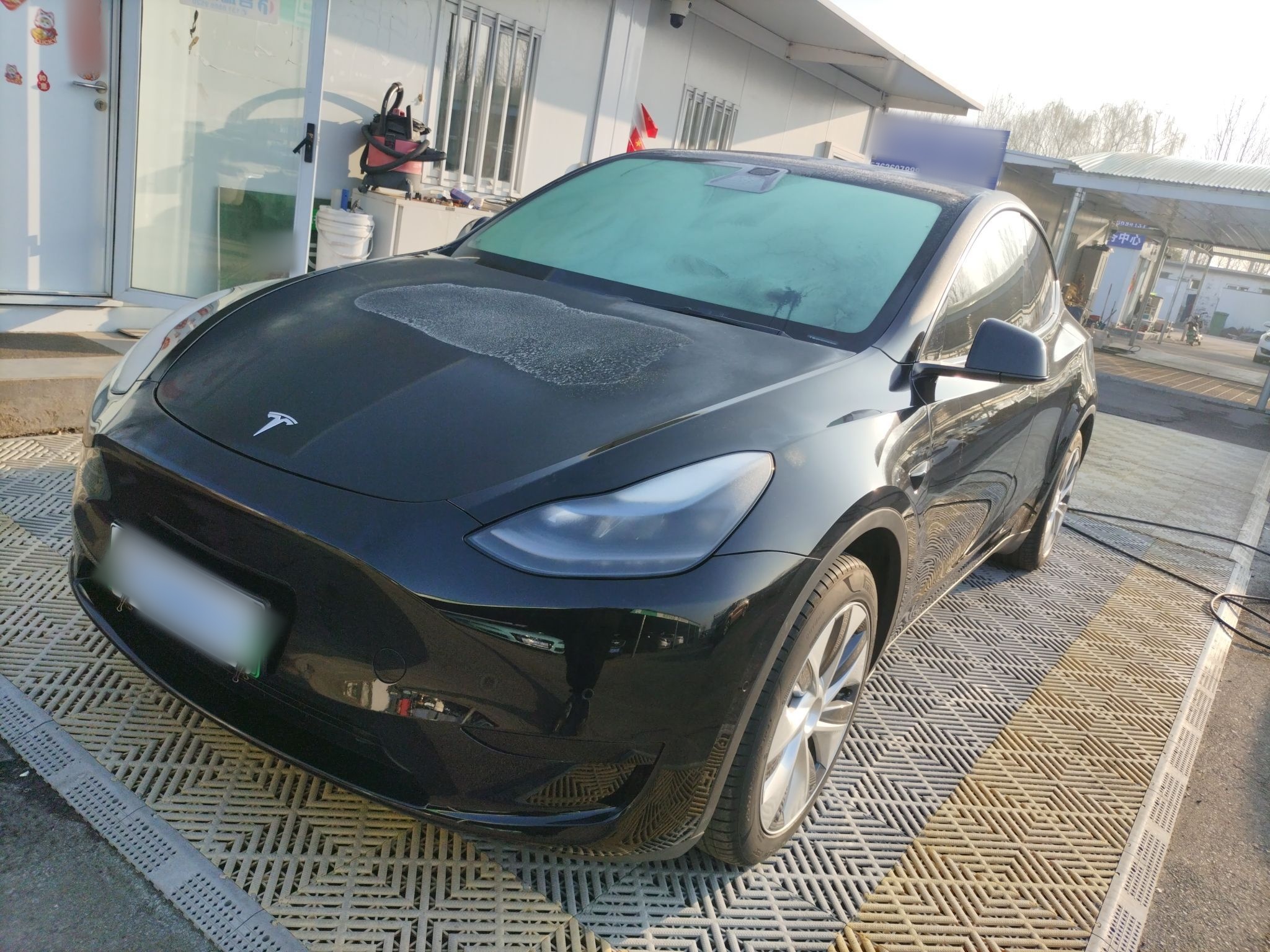 تحت مقدمة السيارة